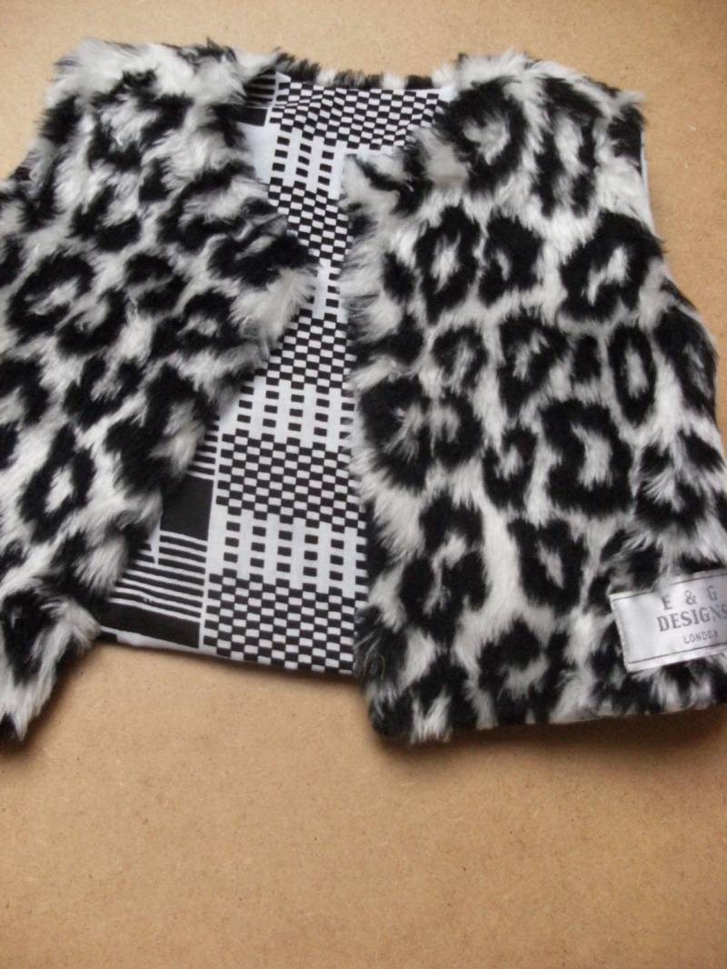 Reversible Kunstpelz Körperwärmer Schnee Leopard Gefüttert Mit Kente Druck, 18-24 Monate von DivineChildDesigns