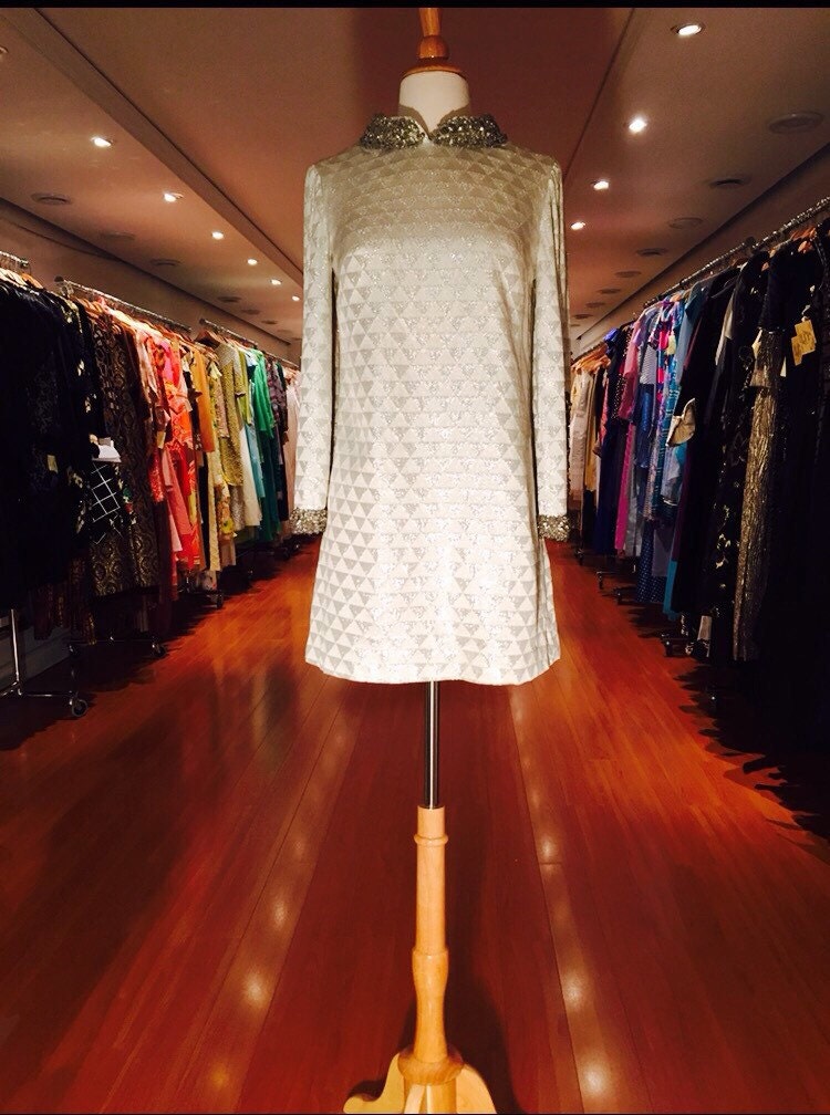 1970S Lord & Taylor Silber Seide Perlenbrokat Mini von DivineDecadenceOrig