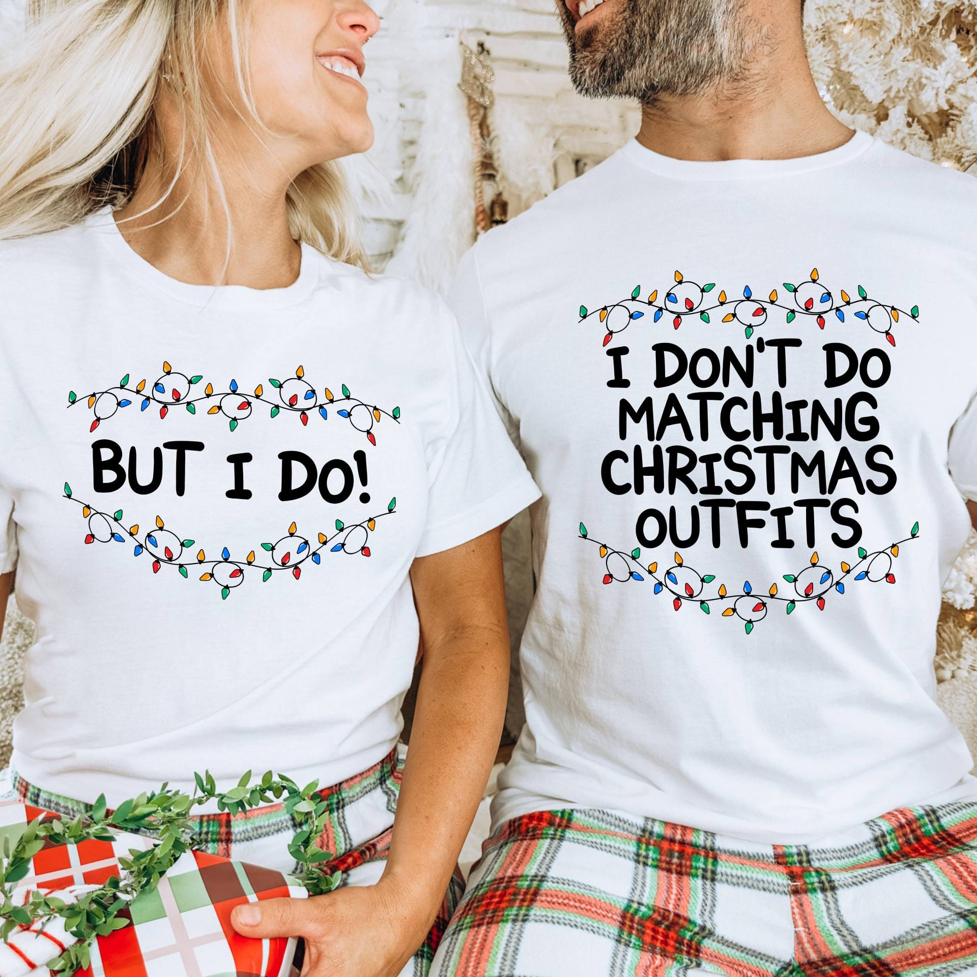 Lustige Weihnachts Oberteile Für Paare, Pärchen Weihnachten Outfit, Witzige Matching Outfits, Lichterkette, Weihnachtlicher Pulli Lustige Weihnachts Oberteile Für Paare, Pärchen Weihnachten Outfit, Witzige Matching Outfits, Lichterkette, Weihnachtlicher Pulli von DivineDesignsDe