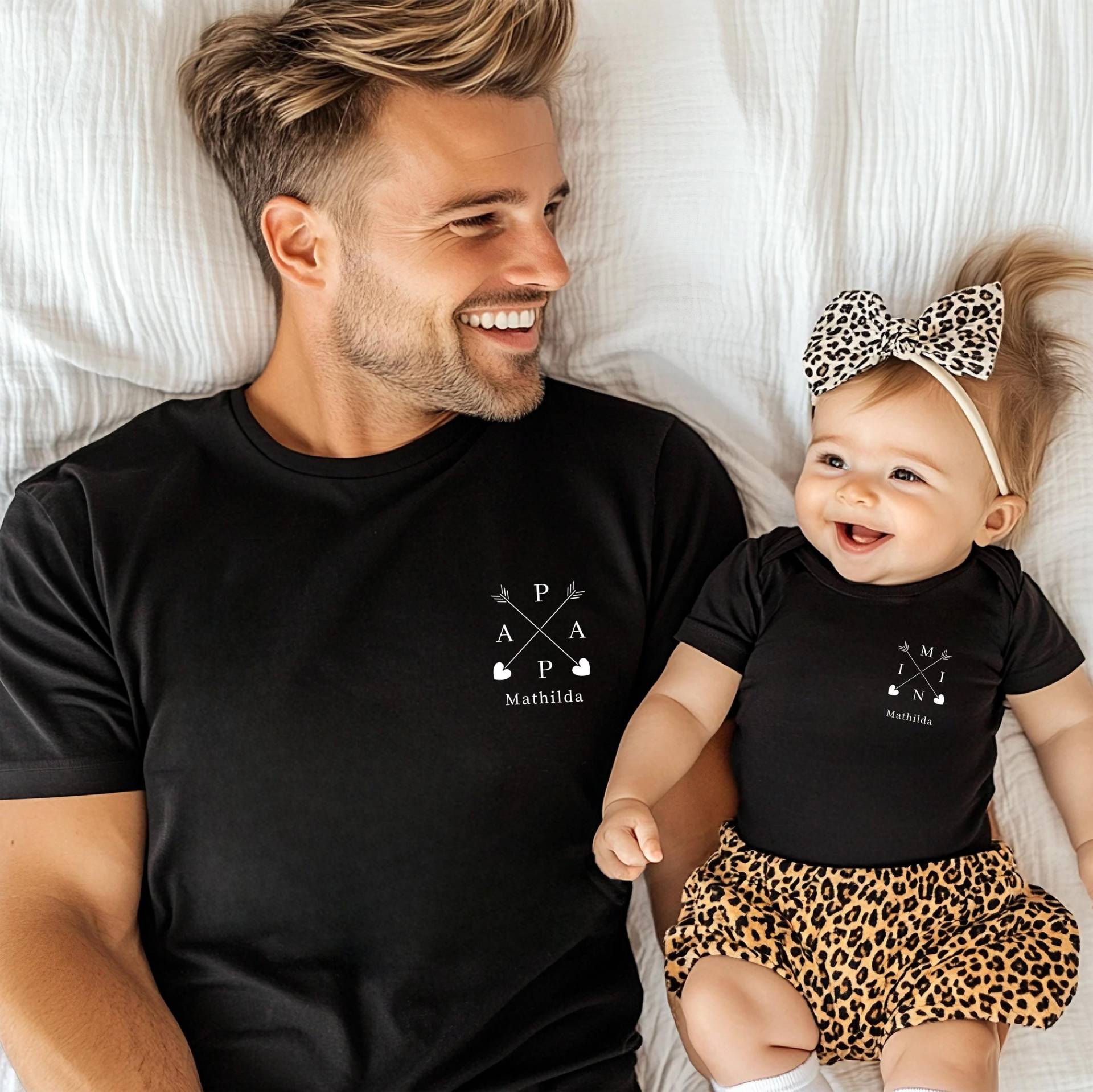 Mama Papa Mini Baby T-Shirt, Passendes Outfit Für Familie, Eltern Pulli, Baby, Kleinkind, Matching Sweaters, Mom Dad Mini, Shirt Herz von DivineDesignsDe