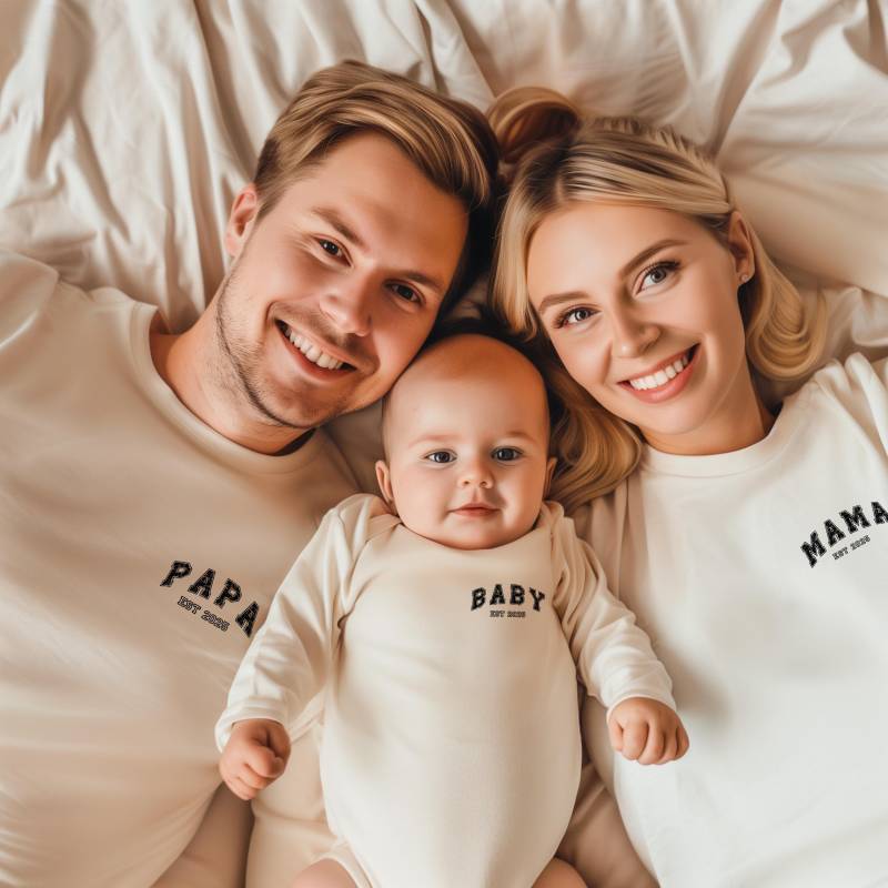 Mama Papa Mini Baby T-Shirt, Passendes Outfit Für Familie, Eltern Pulli, Baby, Kleinkind, Matching Sweaters, Mom Dad Mini, Sohn Shirt von DivineDesignsDe