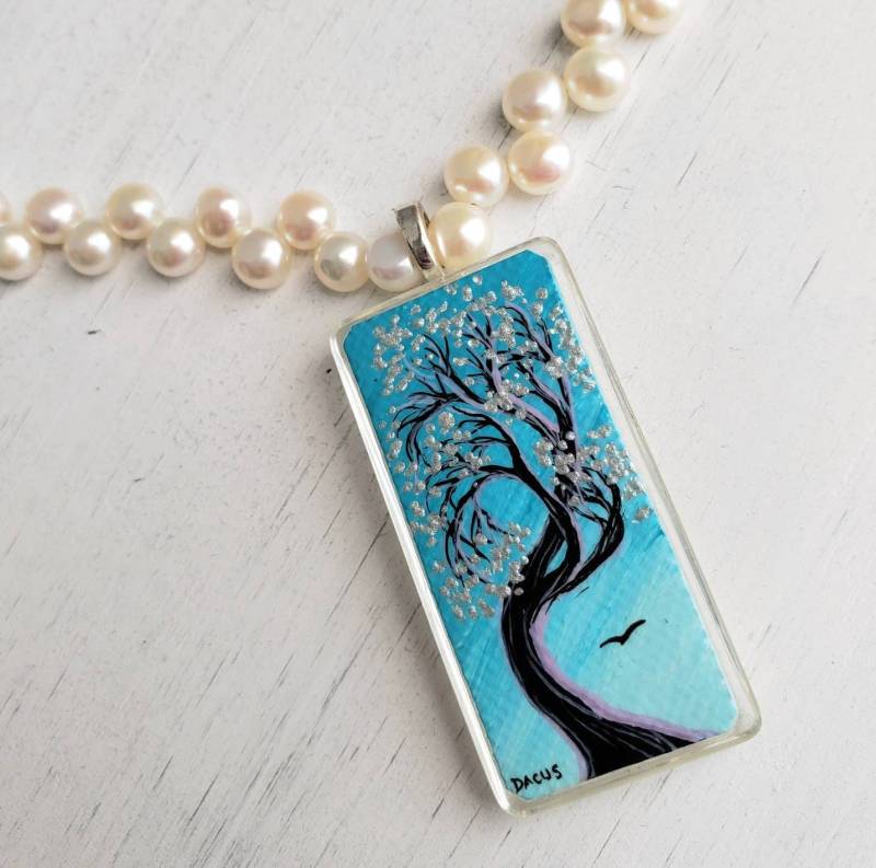Frühlingsfling - 17" Jasminestarpdx Malerei Und Süßwasserperlen Halskette Mit Sterling Silber Verschluss Tragbare Kunst von DivineDragonDesigns