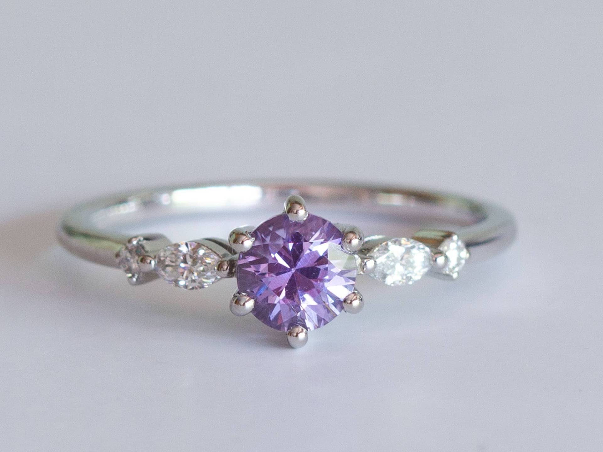 Lavendel Runder Saphir- Und Diamantring, Flieder Saphir Diamant Verlobungsring - Alita von DivineElementsStudio
