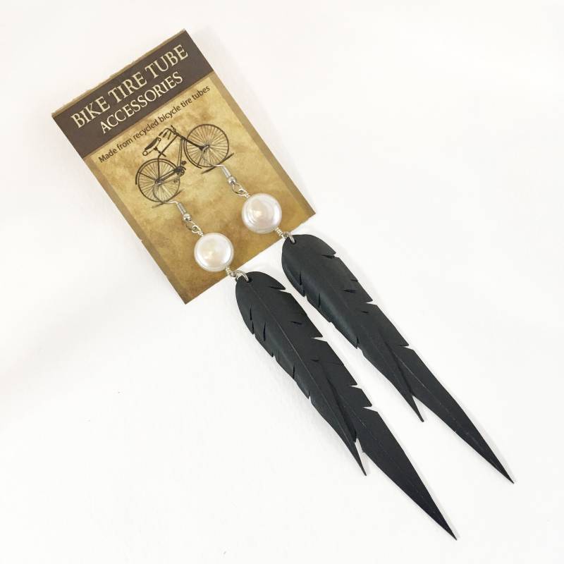 Weiße Süsswasserperle | Recycled Fahrradschläuche Faux Feder Ohrringe von DivineNatureArts
