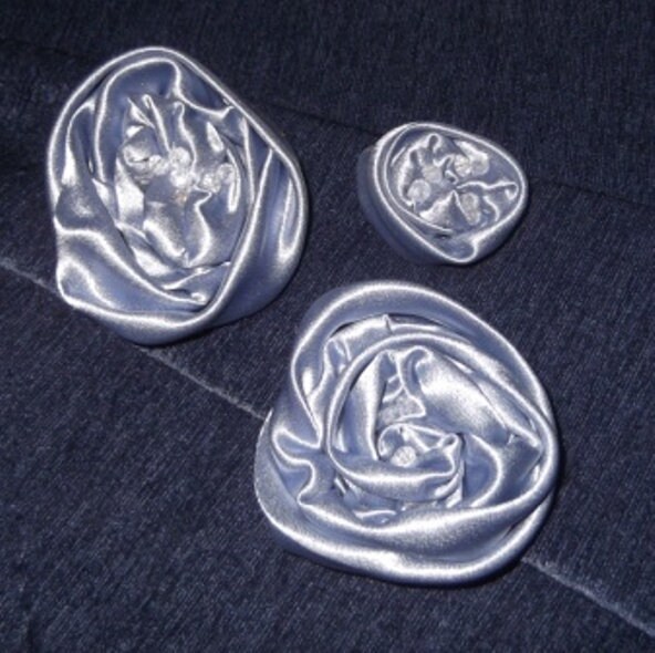 Blaue Satin Rose Haarnadel Brosche von DivinelyFeminineShop