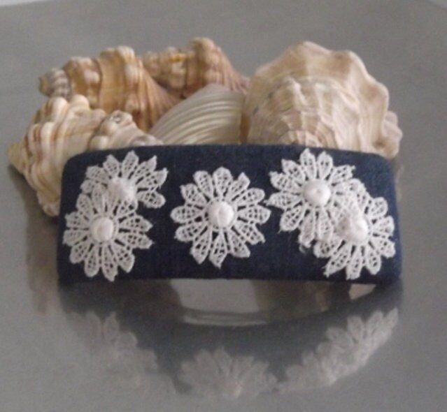 Gänseblümchen-Guipure-Spitze-Haar-Clip, Weißen Und Blauen Farben, Von Hand Appliziert von DivinelyFeminineShop