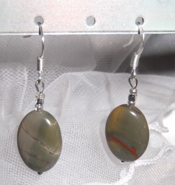 Grüne Picasso Jaspis Tropfen Ohrringe, Pierced Shepherds Hook von DivinelyFeminineShop