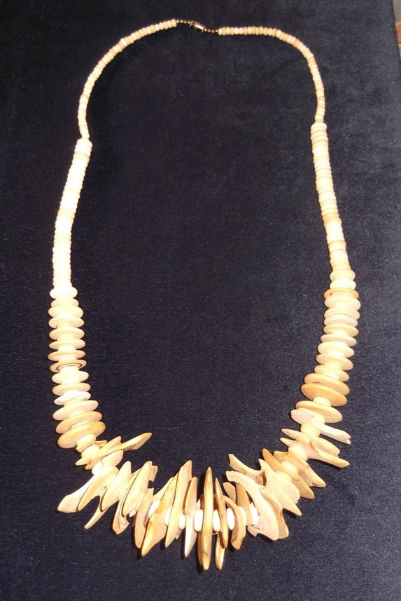 Handgemachte Holzperlenkette Handgemachte Holzperlenkette von DivinelyFeminineShop