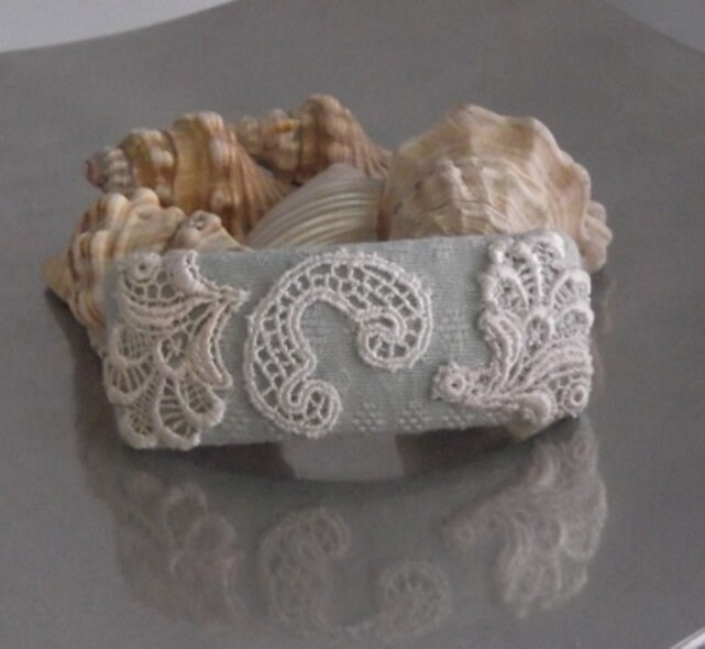 Paisley Guipure Spitze Haarspange, Blass Blau Und Elfenbein Farben, Von Hand Appliziert von DivinelyFeminineShop