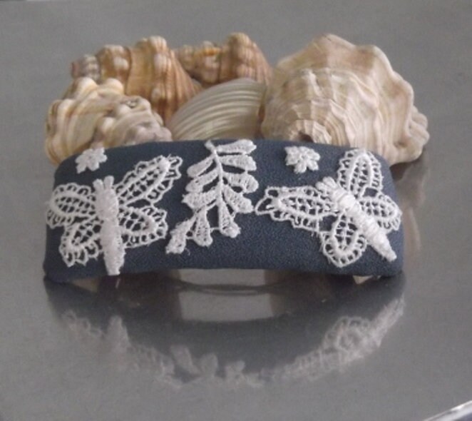 Schmetterling Guipure-Spitze-Haar-Clip, Weißen Und Blauen Farben, Von Hand Appliziert von DivinelyFeminineShop