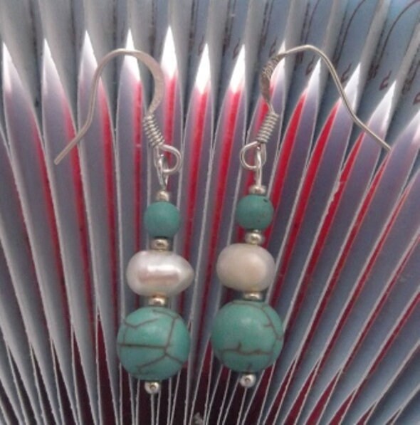 Süßwasserperle, Türkis Edelstein Ohrringe, Pierced Shepherds Hook, Natürlicher Kristall von DivinelyFeminineShop