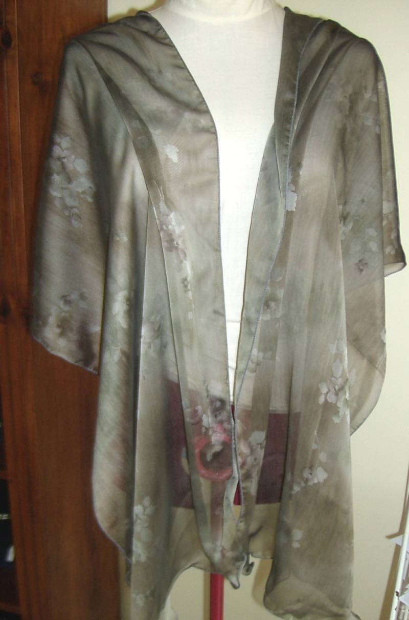 Taupe Silber Floral Design Chiffon Wickelschal Taupe Silber Floral Design Chiffon Wickelschal von DivinelyFeminineShop