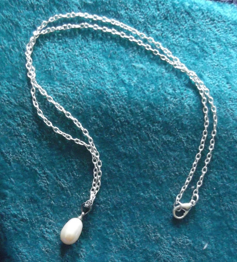 sterling Silber Plättchen Süßwasserperlen Anhänger Halskette, 53 cm Fancy Kette von DivinelyFeminineShop