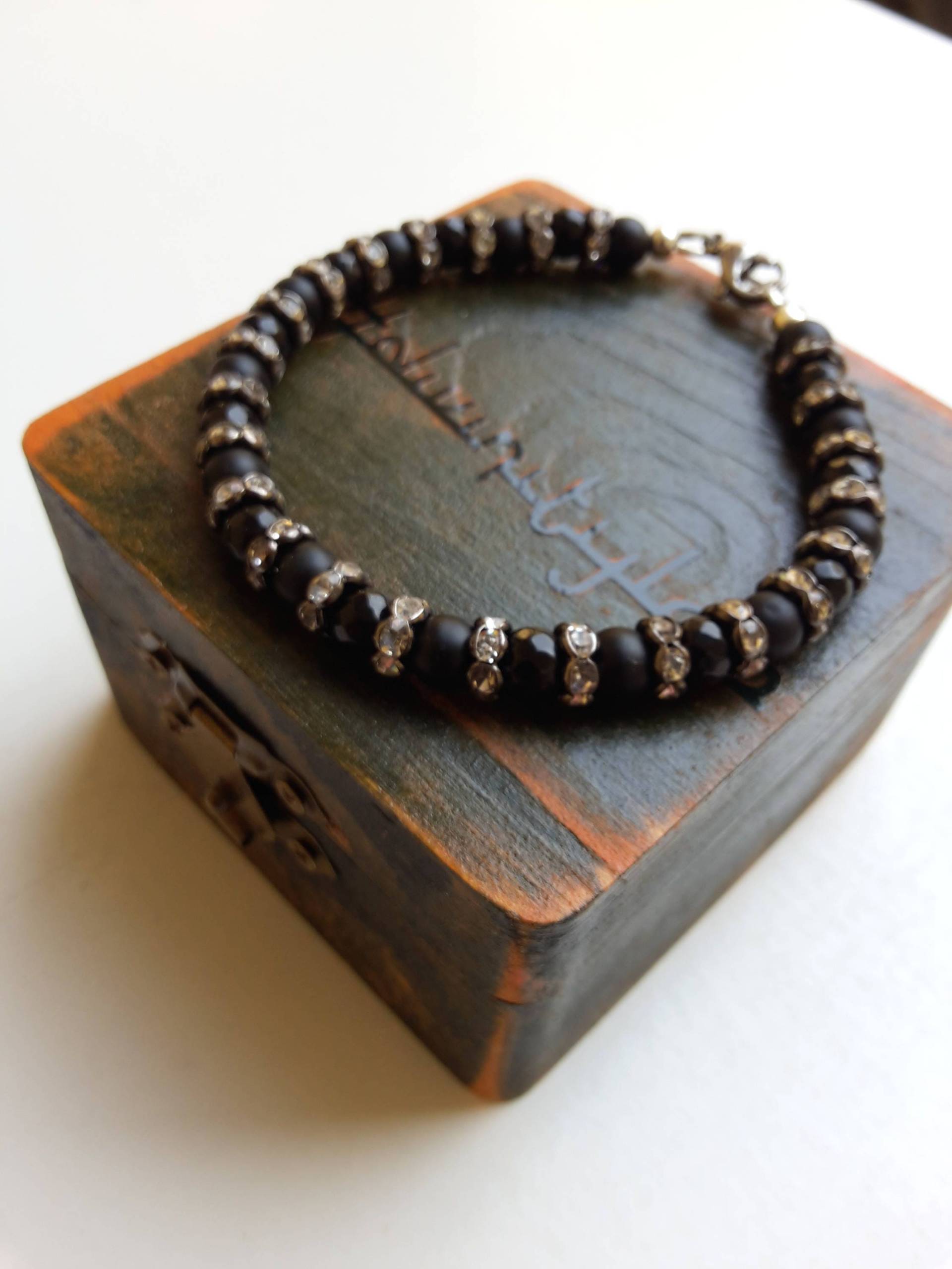 Armband Aus Facettiertem Onyx Und Mattschwarzem Achat von DivinityLab