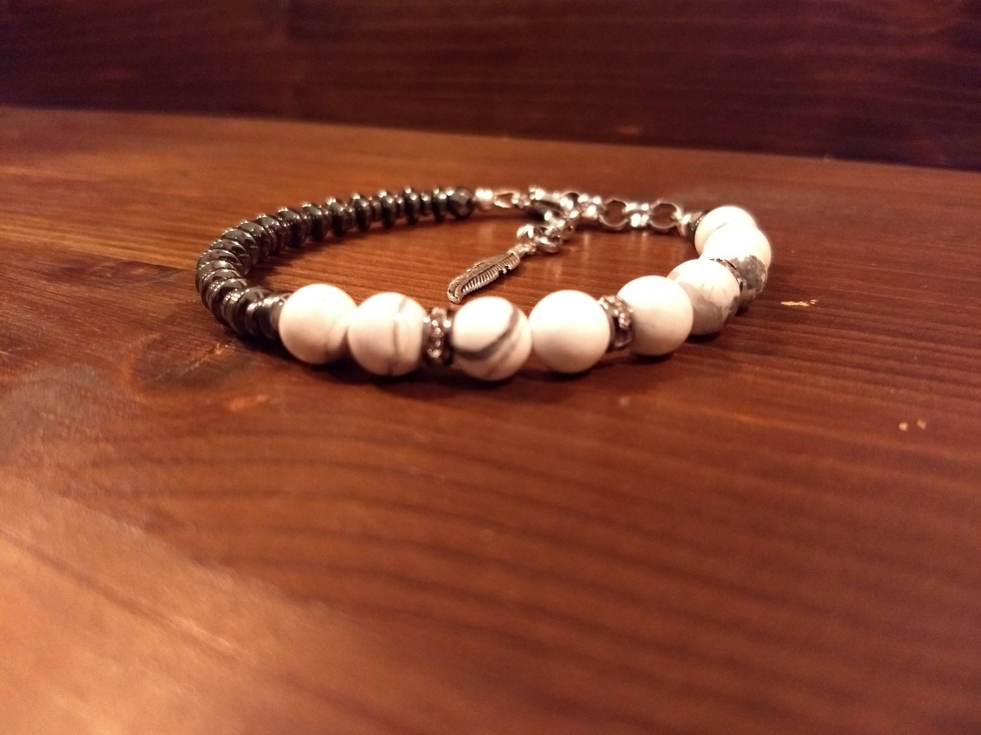 Howlith Und Hämatit-Armband von DivinityLab