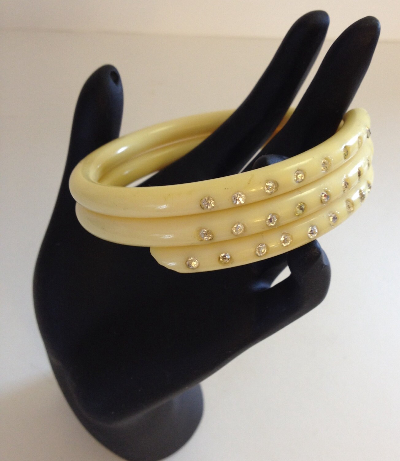 Antik-Armband Strass Celluloid Armreif Selten 20Er 30Er Jahre Art Deco Wrap Multi Coiled Antik-Armband Strass Celluloid Armreif Selten 20Er 30Er Jahre Art Deco Wrap Multi Coiled von Divoonation