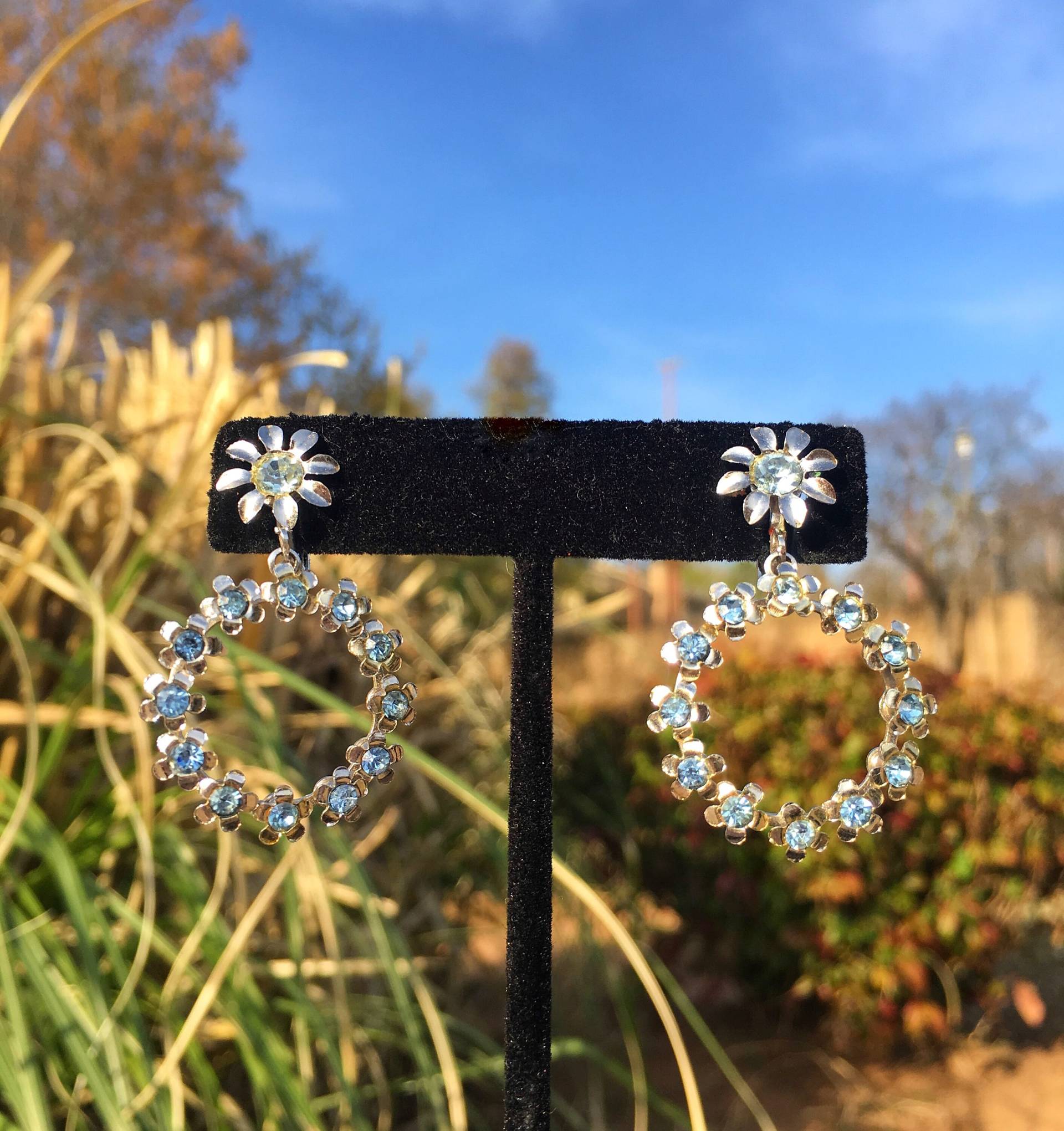 Brooch Ohrringe 50Er Hellblauem Strassstein Topas Silber Blume Schraube Wieder Mitte Des Jahrhunderts Unterzeichnet Schmuck Brooch Ohrringe 50Er Hellblauem Strassstein Topas Silber Blume Schraube Wieder Mitte Des Jahrhunderts Unterzeichnet Schmuck von Divoonation
