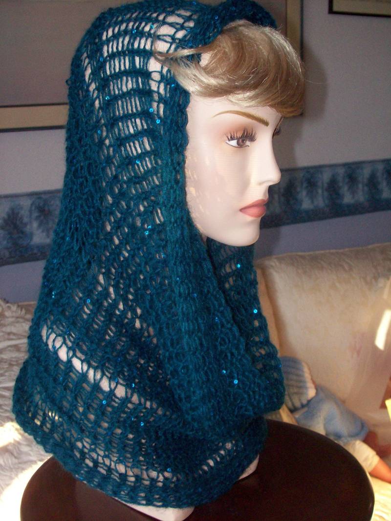 Dieser Handgestrickte Damenschal Kann Mit Der Spitze Nach Oben Oder Unten Getragen Werden. So So Werden Sie Klassisch Aussehen von DixiesHatRack