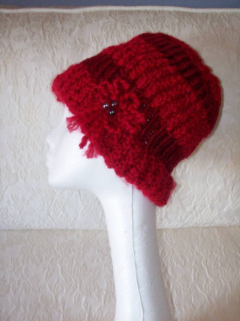Hat Frau Red Hand Gestrickt Mit Blumen-Und Perlen Center von DixiesHatRack