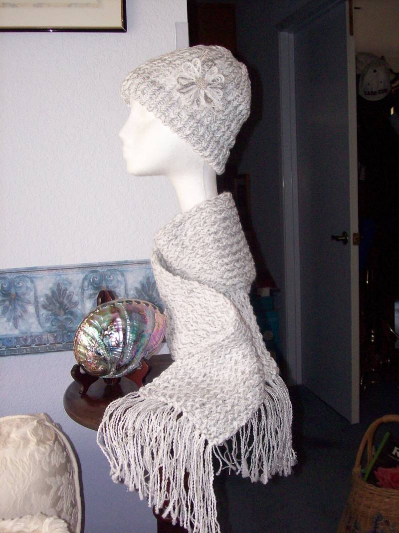 Hut Mit Schal Silber Und Weiß Winter Wonderland von DixiesHatRack