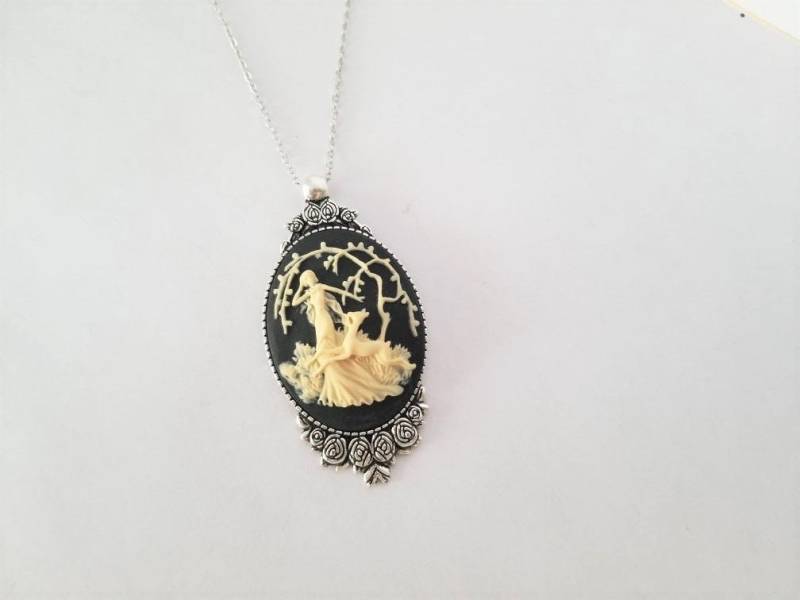 Diana Die Jägerin 40 X 30 Mm Cameo-stil Elfenbein Auf Schwarz Floral Set Halskette Assorted Kettenlängen Diana Die Jägerin 40 X 30 Mm Cameo-stil Elfenbein Auf Schwarz Floral Set Halskette Assorted Kettenlängen von DizzyMade