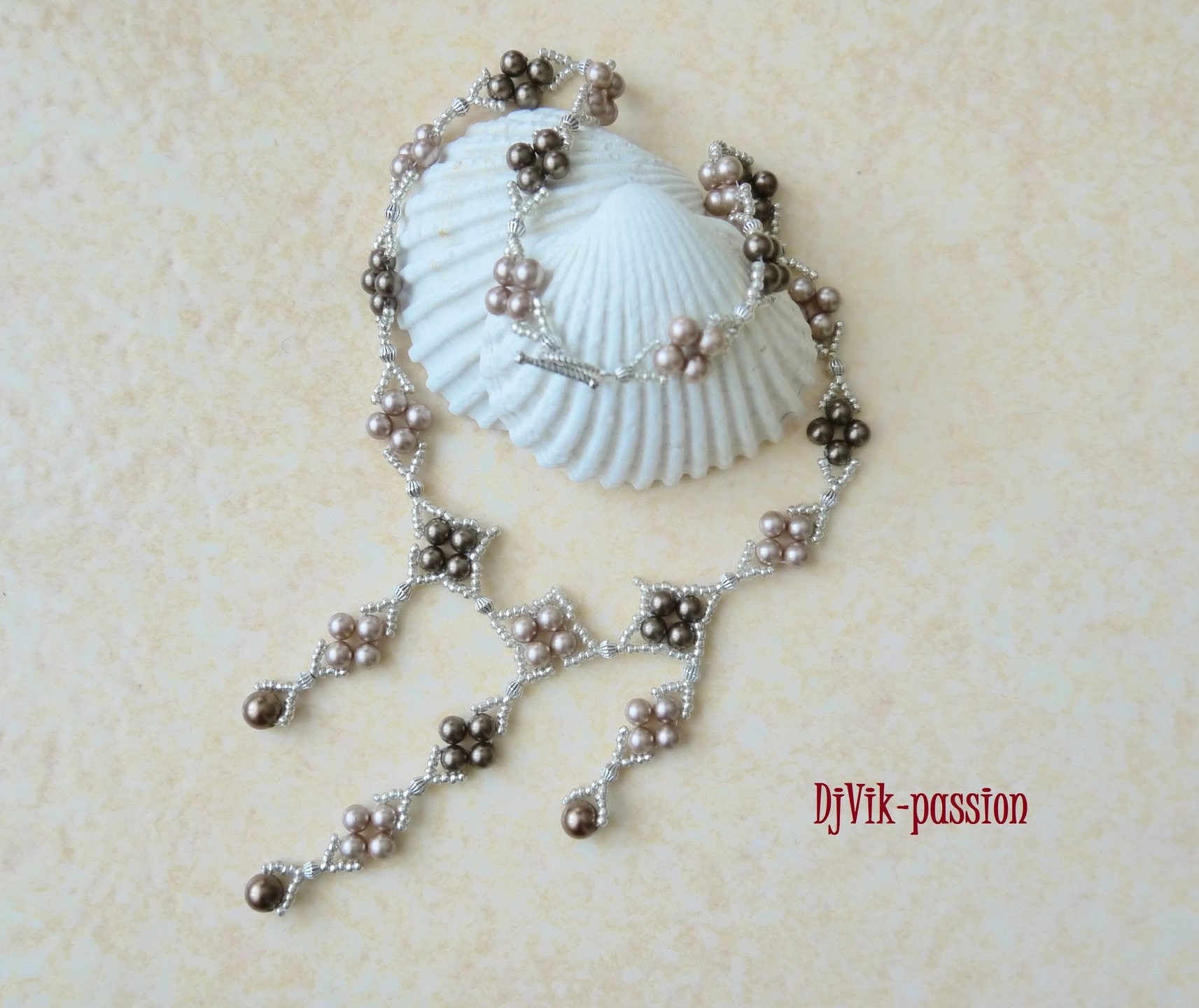 Beige/Braune Perlenkette Für Zeremonien, Hochzeiten Und Partys Beige/Braune Perlenkette Für Zeremonien, Hochzeiten Und Partys von DjVikpassion