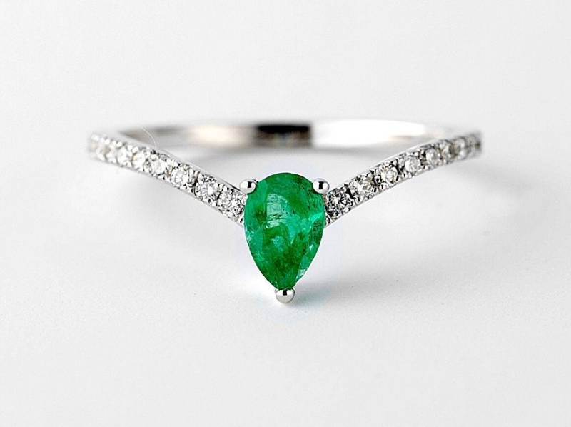 Diamant Und Birne Smaragd Chevron Solitär Ring Gold 14K, Weiß Grün Verlobungsring von DjaziaJewelry
