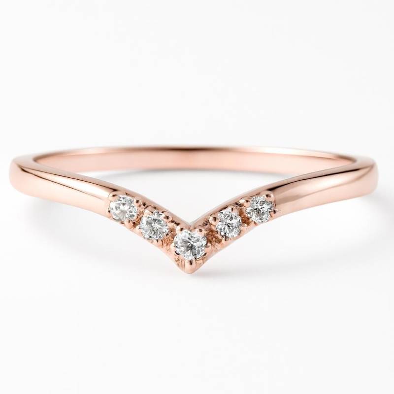 Geschwungener Diamant Ehering 14K, Chevron Stapelbarer Diamantring, Zierlicher Ehering, Halbe Ewigkeit Halb von DjaziaJewelry