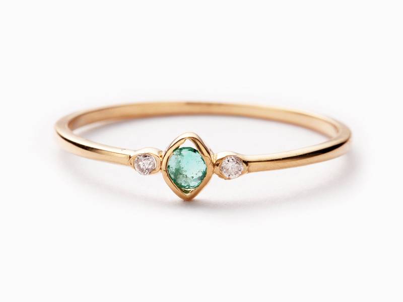 Smaragd Und Diamant Marquise Ring, Gold 14K, Zierlicher Stapelbarer Edelstein Ring von DjaziaJewelry