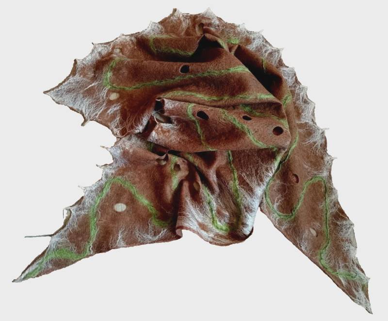 Gefilzte Merino Wolle Spinnweben Schal Braun Grün Dreieckstuch von DjenkaScarves