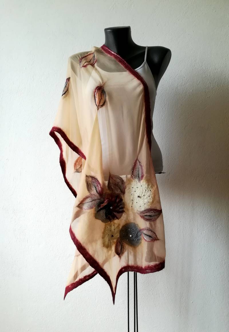 Designer Art Nuno Gefilzter Seidenschal Mit Blumen, Beige Schal Bordo, Abend-Wrap, Elegante Mode-Wrap, Hochzeits-Schal, Sommergeschenk von DjenkaScarves