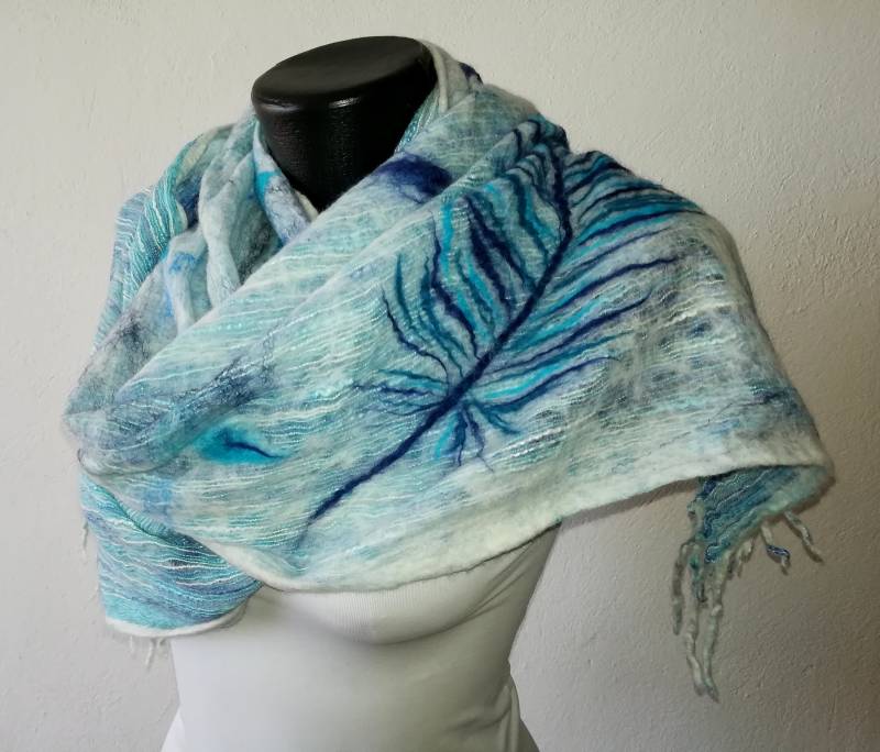Nuno Gefilzter Seiden Schal Weiß Und Blau Merino Wolle Feder Wrap von DjenkaScarves