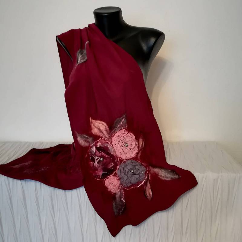 Eleganter Nuno Schal Mit Bordo Seiden Rosen Handgefilzt von DjenkaScarves