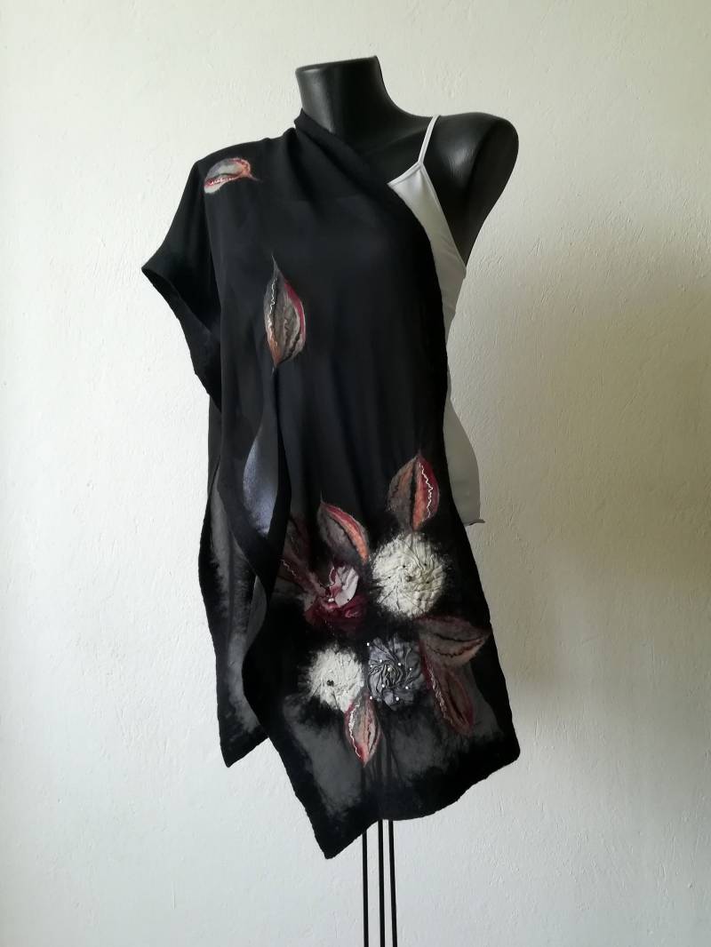 Schwarzer Nuno Schal Aus Merino Wolle Gefilzte Rose von DjenkaScarves