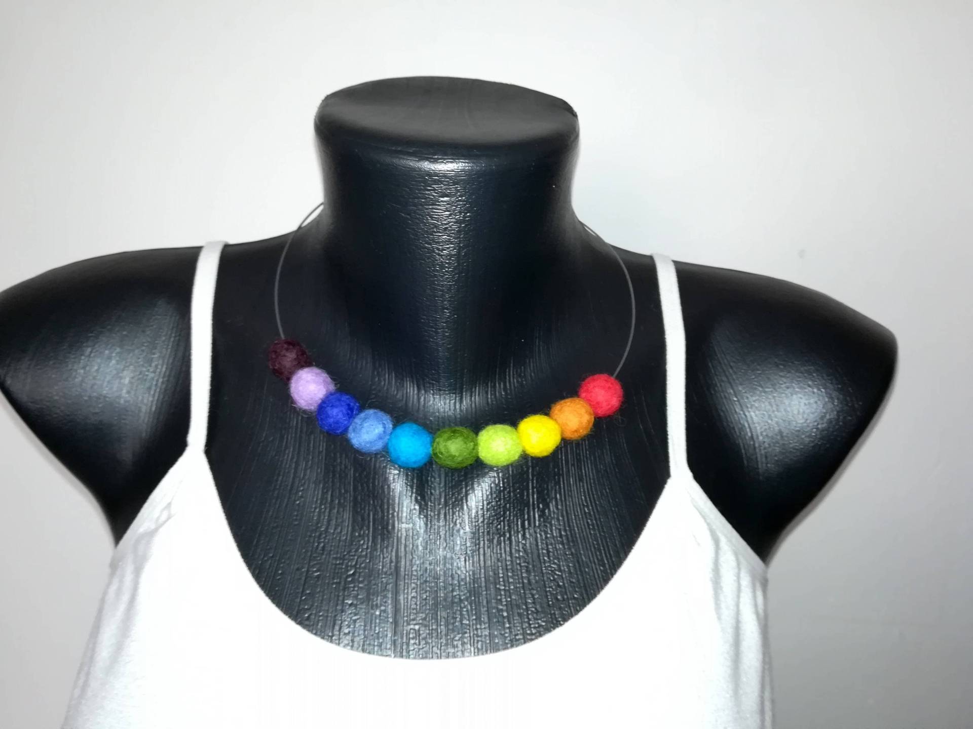 Filzkugelkette Regenbogen Ein Farbenfrohes Statement-Schmuckstück von DjenkaScarves