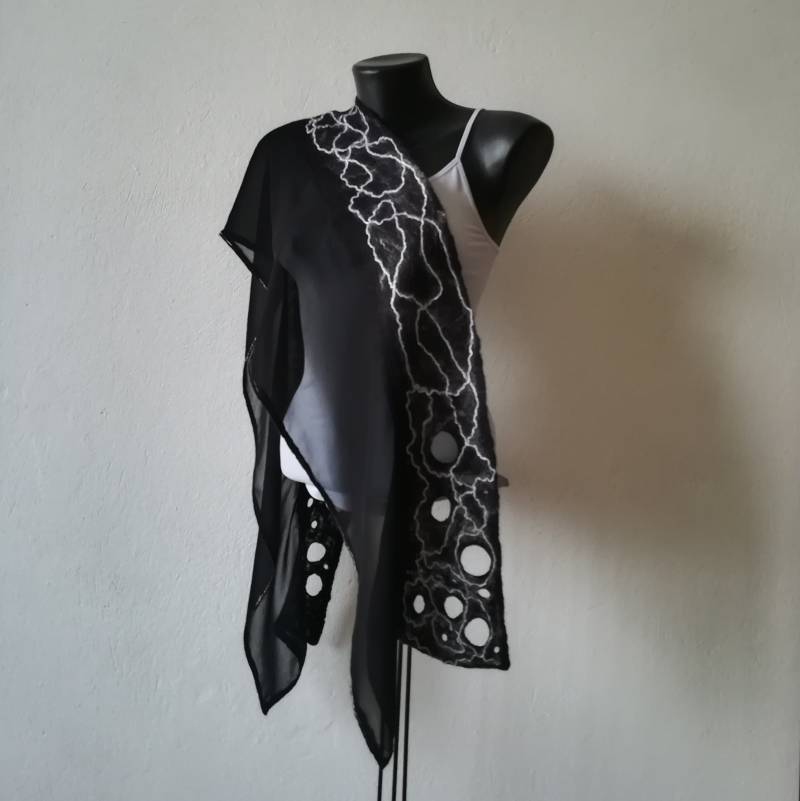 Schwarz-Weißer Nuno Schal Aus Gefilzter Seide Eleganter Abendschal von DjenkaScarves