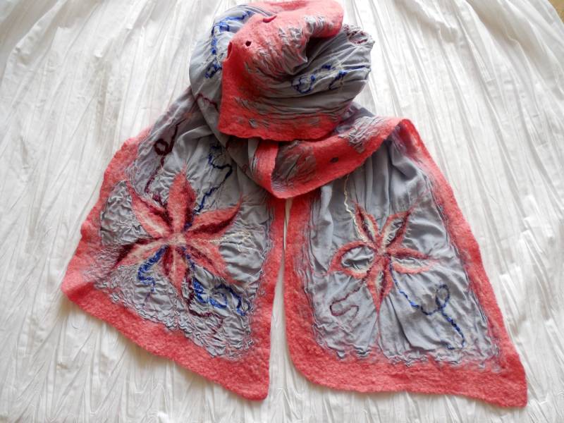 Grauer Nuno Gefilzter Seidenschal Floraler Damen Schal von DjenkaScarves