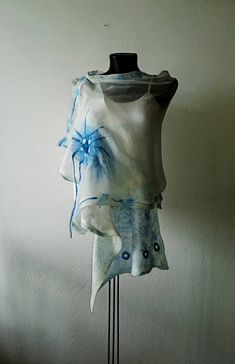 Weißer Seiden Nuno Filzschal Eleganter Blauer Kunst Schal von DjenkaScarves