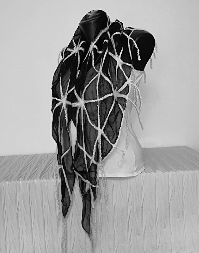 Nuno Gefilzte Seidenschal, Weicher Dreieckiger Schwarzer Filzschal, Sommerschals, Boho Wrap, Geschenk Für Frau von DjenkaScarves