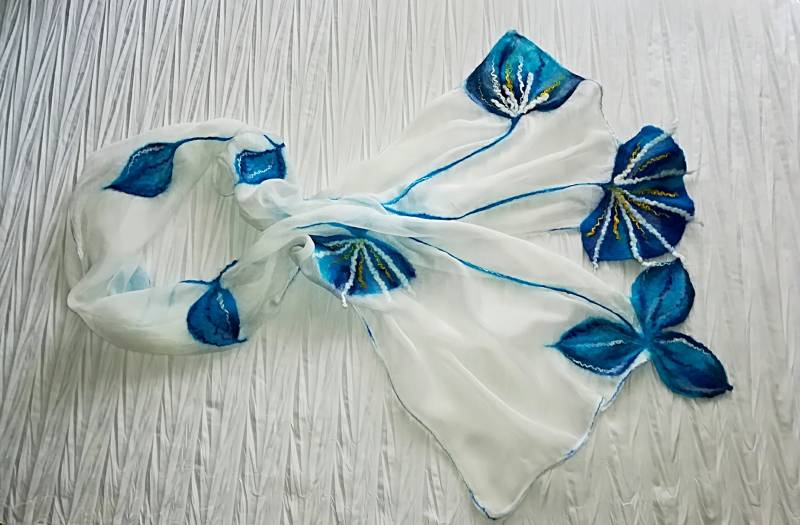 Nuno Gefilzter Seidenschal Weiß & Blau Floral Merino Wolle Schal von DjenkaScarves