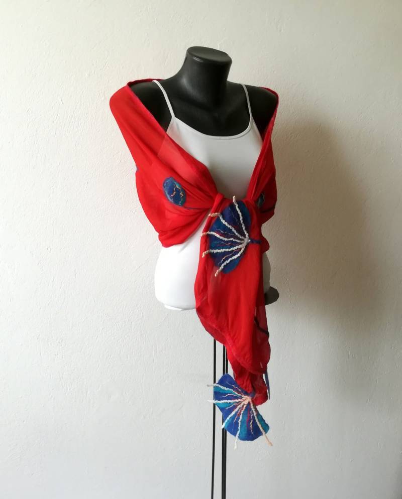 Roter Nuno Schal Gefilzt Merino Wolle Blau Blumen Boho von DjenkaScarves