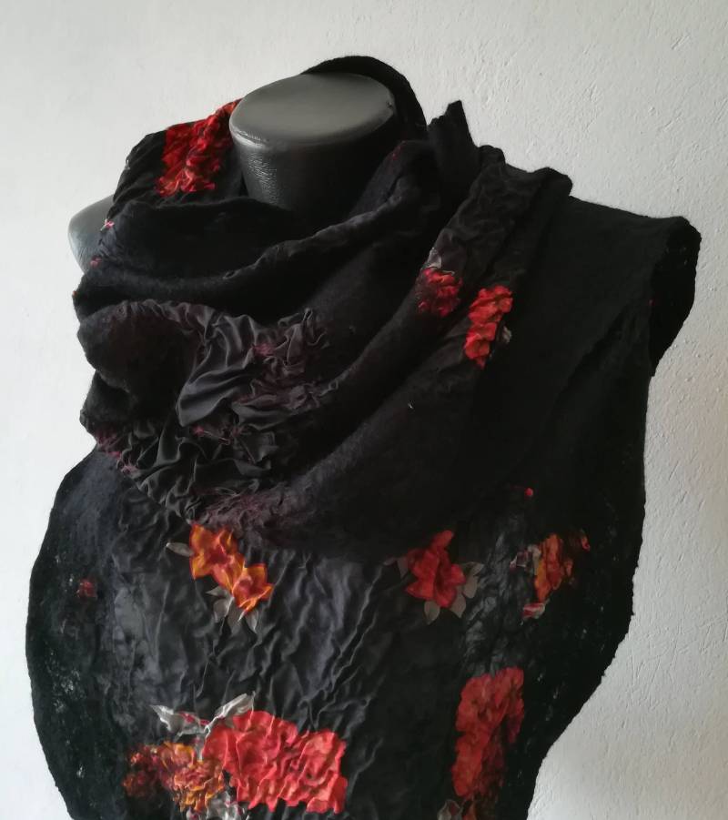 Schwarze Seide Wrap Mit Blumen, Hochzeitsschal, Nuno-Filzschal, Boho Gefilzte Decke, Handgemachtes Geschenk Für Frau von DjenkaScarves
