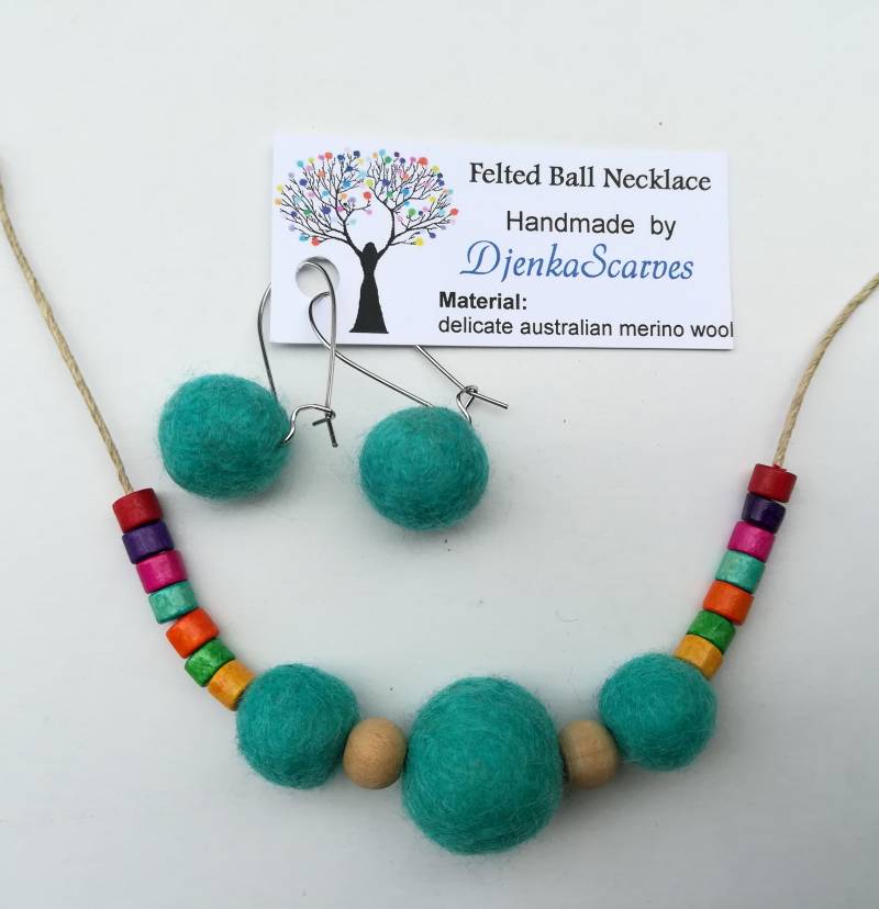 Filzkugel Halskette Und Ohrringe Set Handgemachte Holzperlen Schmuck von DjenkaScarves