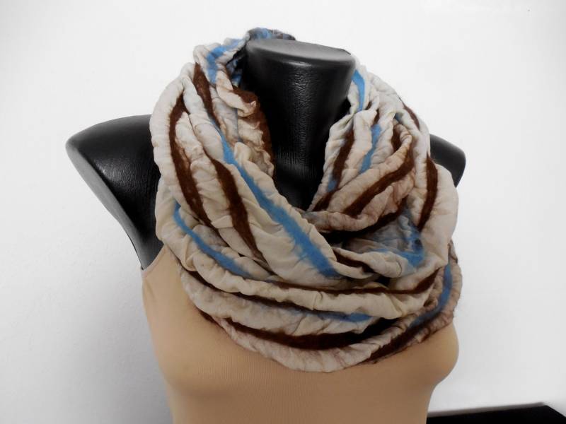 Unendlich Filzschal, Kreis Seidenschal, Loop Merino Sommer Schals, Weiß Blau Und Braun Wrap, Handgemachtes Geschenk Für Frau von DjenkaScarves
