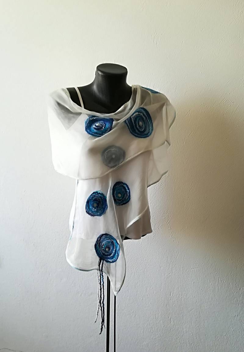 Boho Seide Nuno Gefilzte Schal Weiß & Blau Abend Wrap von DjenkaScarves