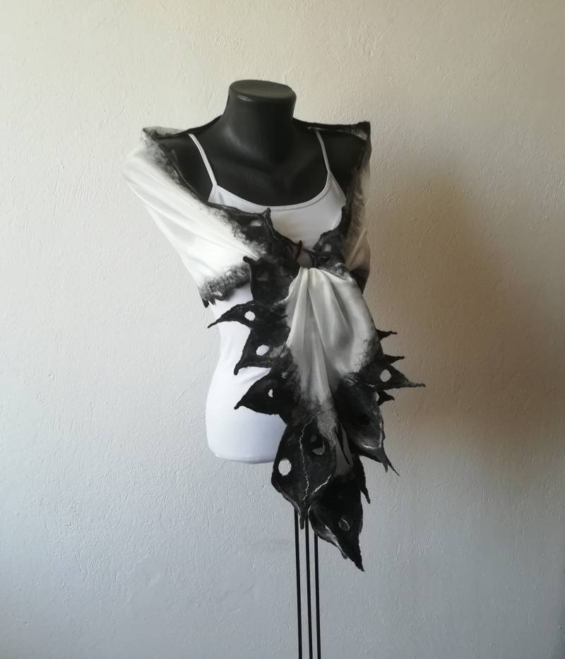 Nuno Gefilzter Seidenschal Weißer Boho Schal Mit Schwarzer Merinowolle von DjenkaScarves