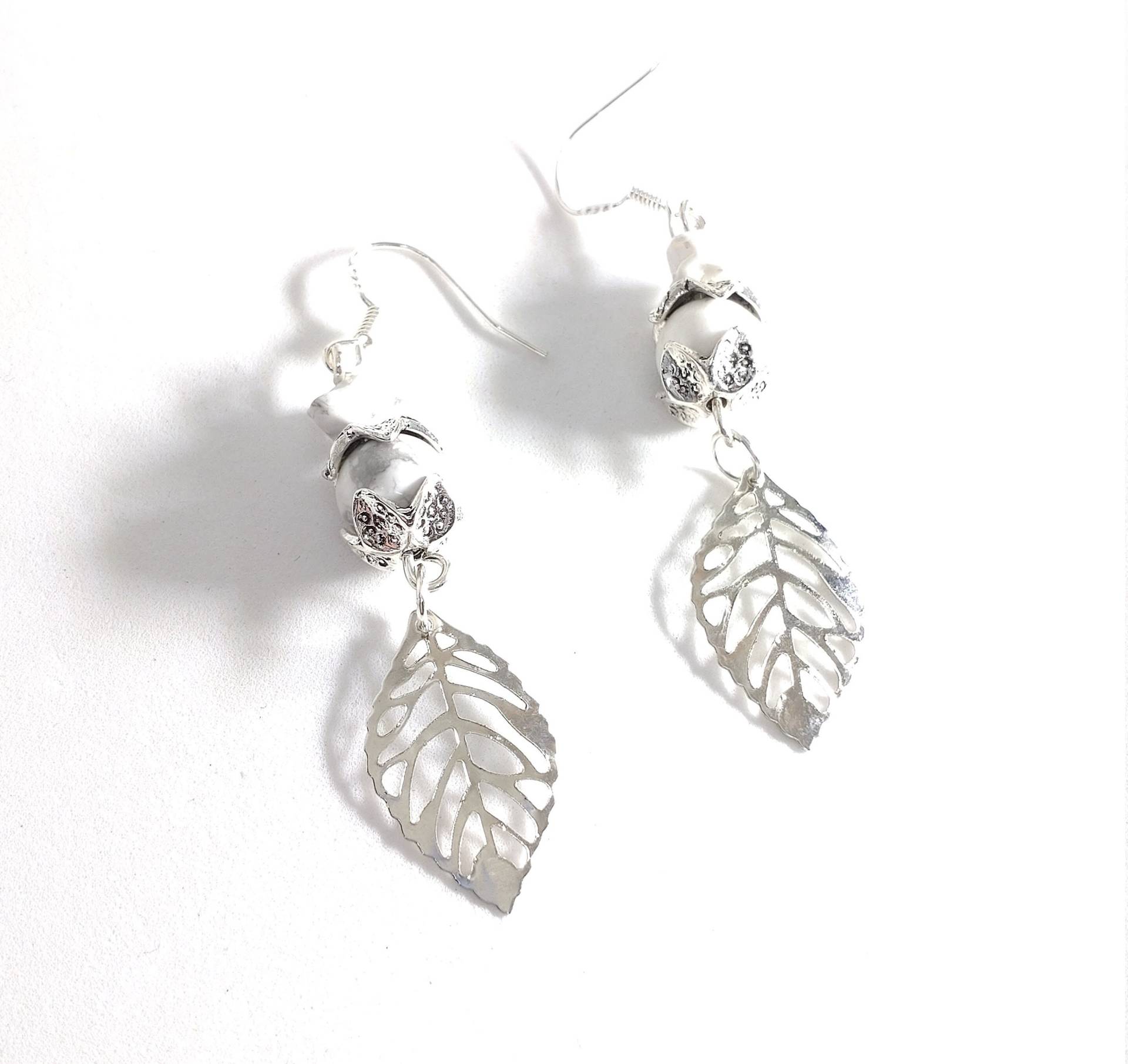 Howlith Kristall Ohrringe Silber Blatt Baumeln, S925 Ohrhaken von DjscraftsbyDonna