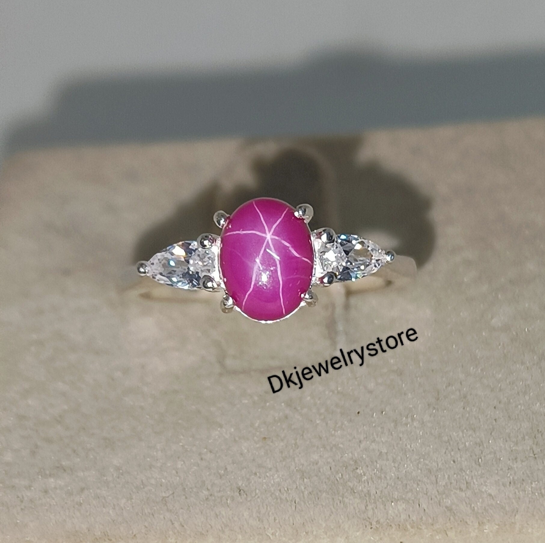 Drei Stein Rosa Stern Saphir Ring, Trilogy Lindy Oval Cabochon Edelstein, Einfache Versprechen Ring Für Sie, Muttertagsgeschenke Drei Stein Rosa Stern Saphir Ring, Trilogy Lindy Oval Cabochon Edelstein, Einfache Versprechen Ring Für Sie, Muttertagsgeschenke von Dkjewelrystore