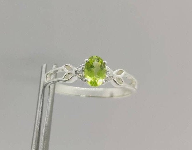 Natürlicher Peridot Ring, Ovaler August Geburtsstein, Ehering, Geburtsstein Verlobungsringe, Versprechen Ring von Dkjewelrystore