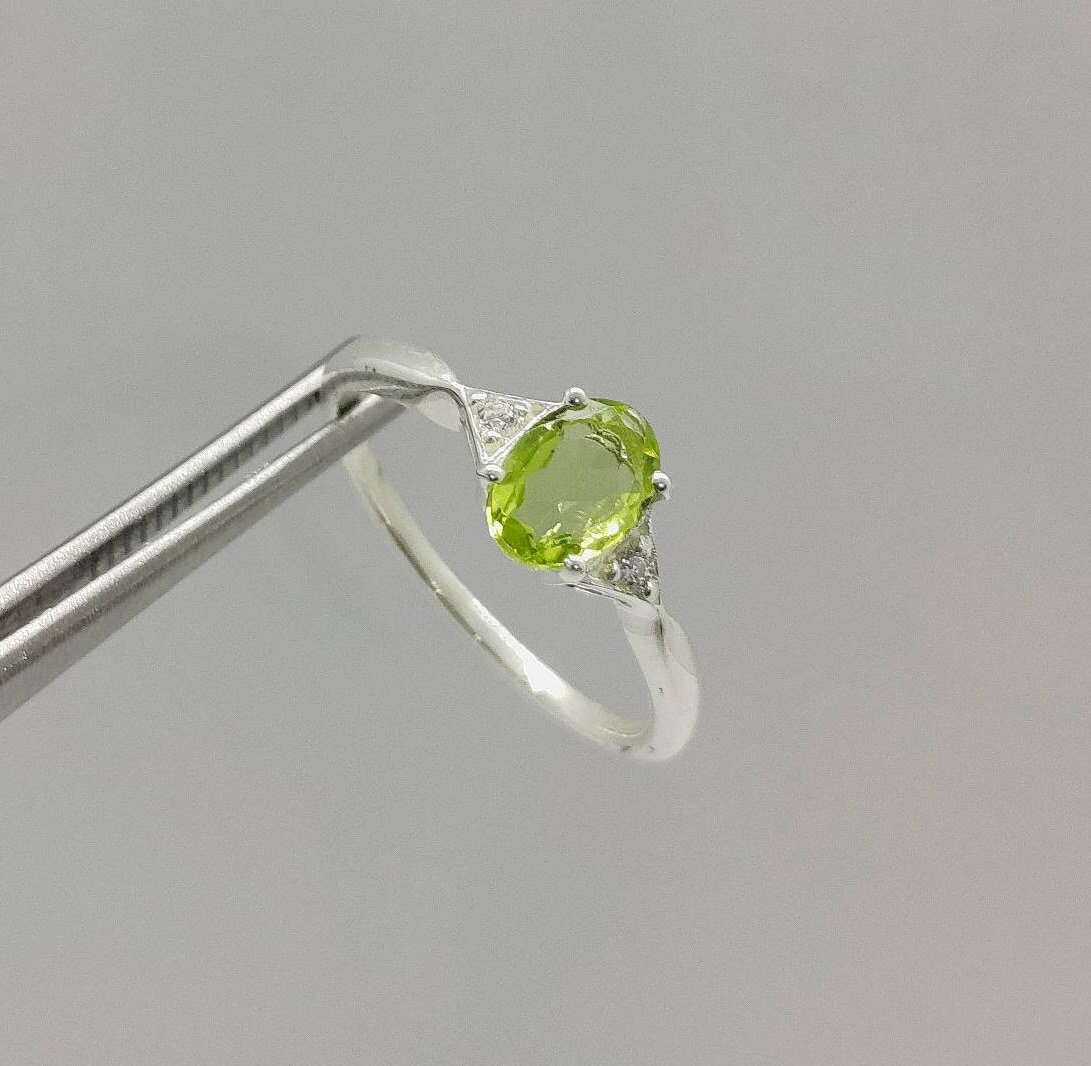 Zierlicher Peridot Ring, August Geburtsstein, Zierliche Stapelring, Geburtsstein Schmuck, Verlobungsring, Sterling Silber Ring Zierlicher Peridot Ring, August Geburtsstein, Zierliche Stapelring, Geburtsstein Schmuck, Verlobungsring, Sterling Silber Ring von Dkjewelrystore